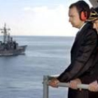 Zapatero y Bono observan las maniobras militares a bordo del «Príncipe de Asturias»