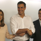 Susana Diaz, Pedro Sánchez y Patxi López, posan para los medios en la sede de Ferraz, tras conocerse los resultados. JAVIER LIZÓN