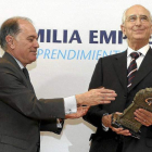 Pedro Escudero recibe de Tomás Villanueva el premio que Empresa Familiar otorgó a Manasul.