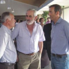 Luis Rodríguez, Matías Llorente y Santiago Dorado, en el tanatorio de La Robla.