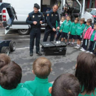 Algunos de los niños que visitaron las dependencias policiales de León.