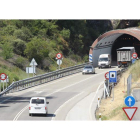 La actual Nacional 120 entre Ponferrada y Orense, en la imagen en los túneles de La Barosa, soporta tráfico muy abundante. L. DE LA MATA