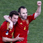 Alba abraza a Iniesta, con el que compartirá vestuario en el Barça.