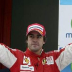 Fernando Alonso saluda en el podio después de su segundo puesto en Montmeló.