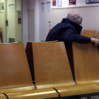 Un paciente espera en una sala de espera a ser atendido por un médico de familia en un Centro de Salud. TONI ALBIR