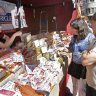 Los expositores comenzaron a vender sus productos durante la mañana de ayer.