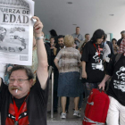 Paco Ignacio Taibo, director de la semana negra, con un ejemplar del periódico del festival.