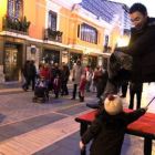 Una niña trata de desvelar el secreto del espectáculo Ingravity, ayer en la calle Ancha.