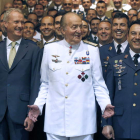 El rey junto al ministro Pedro Morenés en un curso de las Fuerzas Armadas.