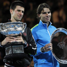 Novak Djokovic y Rafa Nadal posan con sus respectivos trofeos.