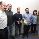 Arriba, zapato de ante marrón que supuestamente calzaba El Gasta. Abajo, miembros de la ARMH con el premio, ayer en el campus de Ponferrada.