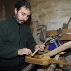 Fran Allegre en su taller de Villarejo de Órbigo elaborandoun rabel.