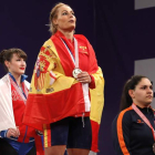 Valentín en lo más alto del podio de Split como la campeona de Europa; debajo durante la competición en la que participó ayer. ANTONIO BAT