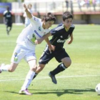 Ángel (i) pugna por el balón con el madridista Cedenilla.