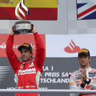 Alonso en lo más alto del podio en el GP de Alemania junto a Button, que acabó en segunda posición.