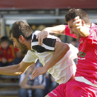 El defensa leonés Alberto Negral, a la derecha, trata de imponerse a su par durante el transcurso del derbi entre el Burgos y la Cultural en el estadio de El Plantío.