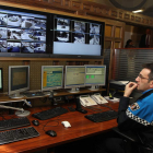 La sala del sistema de videovigilancia de tráfico y seguridad vial del Ayuntamiento.