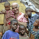 García Viejo, con varios niños en Sierra Leona.