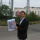 Carlos López Riesco, ayer con un plano del proyecto, ante el Museo Nacional de la Energía.
