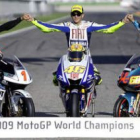 Los campeones del mundo de Moto GP, Rossi (centro), de 250, Aoyama (izda) y de 125, Simón.