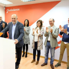 Francisco Egea, esta mañana, rodeado de afiliados de Cs, presentó su candidatura a las Primarias