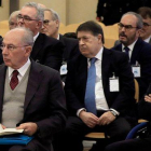 El expresidente de Bankia Rodrigo Rato (en primera fila) junto al resto de acusados, durante la primera sesión del juicio por la salida a bolsa de la entidad en el 2011 que se celebra en la Audiencia Nacional.