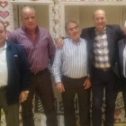 La directiva de la peña encabezada por Paco Toral con el alcalde Juan Carlos Rodríguez. TRANCA
