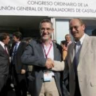 Agustín Prieto y Mariano Carranza se saludan al inicio del congreso que concluye hoy en León