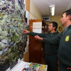 Fernando y Luis comprueban sobre el mapa la localización de las tres urogallinas cuya suelta se realizó en los últimos meses.
