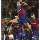 El delantero sueco del FC Barcelona, Zlatan Ibrahimovic, celebra uno de sus dos goles ayer.