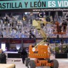 Los operarios daban ayer los últimos toques al stand de Castilla y León en Fitur, donde León tiene s