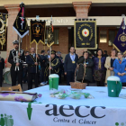 A la izquierda, la actuación de la Banda Municipal de Música de Santa María; a la derecha, representantes de las formaciones junto a los miembros de la Aecc. MEDINA