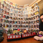 .Pablo Morán posa con su colección de Pop Vinyls, en su casa de Trobajo del Camino. RAMIRO