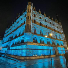 El edificio de Botines estrena una nueva imagen nocturna con una potente iluminación. DL