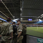 Un grupo de militares en el Millenium Stadium de Cardiff donde juegan el Real Madrid y la Juventus.