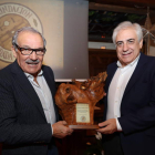José Luis Prada entregó ayer el premio al empresario de Tvitec Javier Prado. L. DE LA MATA
