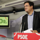 El secretario de Organización del PSOE, Óscar López, durante la rueda de prensa de ayer.