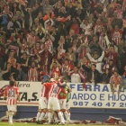 La afición del Sporting llenó el fondo sur del Toralín en su visita de 2007.