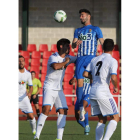 El delantero blanquiazul Figueroa salta a por un balón. L. DE LA MATA