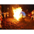 Se encendió la hoguera y la sardina ardió en presencia del cortejo fúnebre de plañideras que recorrió las calles de la ciudad