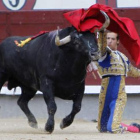 César Jiménez durante la faena a su primero.