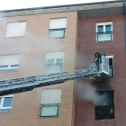 Los bomberos rescataron con su escalera a cinco inquilinos de las plantas superiores. M. C. CANEDO