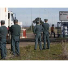 El CTR, con agentes de la Guardia Civil a la puerta ante la llegada de basura.