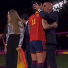 El polémico beso de Rubiales a Hermoso, junto a la Infanta Leonor. RTVE