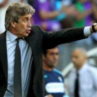 Pellegrini da instrucciones en el partido de ayer.