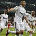 Benzema, en el centro, celebra con euforia su gol.
