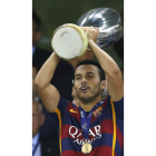 Pedro Rodríguez, autor del gol de la victoria, levanta la Supercopa de Europa.