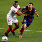 Koundé trata de frenar a Messi en una acción ofensiva del FC Barcelona. ESTÉVEZ