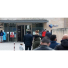 Los centros de salud de la ciudad superan la ratio recomendada de 1.300 tarjetas por médico. JESÚS F. SALVADORES