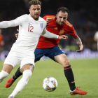 Paco Alcácer pelea un balón con Walker. JOSÉ MANUEL VIDAL